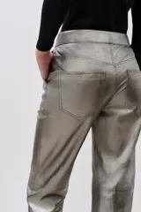 Pantalon de corte recto confeccionado en cuero ovino con acabado metalizado en color plata. Presenta cierre frontal con cremallera y bolsillos laterales.