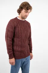Sweater de lana merino color bordó con diseño de trenzas en el frente.
