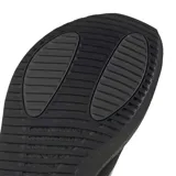 Championes de running Adidas Zenboost M, de color negro, diseñados con mediasuela BOOST+ para mayor amortiguación y retorno de energía. Presentan un diseño aerodinámico con las clásicas tres tiras de la marca en el lateral.