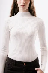Polera de punto acanalado en color marrón chocolate, con cuello alto y mangas largas ajustadas.