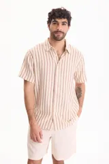 Camisa de manga corta con diseño a rayas verticales en tonos beige y marrón.