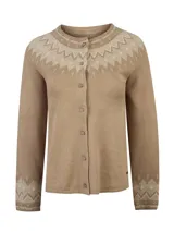 Cardigan de punto color tostado con diseño geométrico en tonos beige y marrones en el canesú y los puños. Tiene cuello redondo, manga larga y cierre frontal con botones.