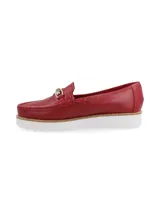 Mocasín de cuero color rojo con detalle de herraje metálico dorado en el empeine. Presenta una suela de plataforma dentada en color blanco con una franja intermedia en tono natural.