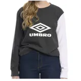 Buzo deportivo Umbro de cuello redondo, con diseño bicolor que presenta cuerpo y manga derecha en gris oscuro, y manga izquierda en blanco. Incluye el logo de la marca estampado en el frente.