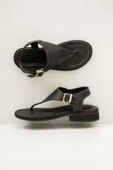 Sandalias negras de cuero ultra suave con diseño de caña alta fruncida y calce tipo ojota con suela plana.