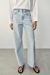 Jeans de tiro alto con diseño barrel y cinco bolsillos, de pernera holgada que se estrecha hacia el tobillo, en tono celeste claro.