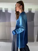 Cardigan oversize tejido en lana merino teñida artesanalmente, con puños y cuello en fieltro de lana merino.