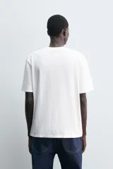 Camiseta de manga corta color azul marino oscuro, de corte regular fit y cuello redondo.