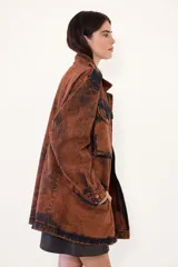Parka de jean oversize con acabado lavado, cuello clásico, bolsillos frontales con tapa y cierre frontal. Presenta un diseño de silueta amplia y relajada con puños regulables.