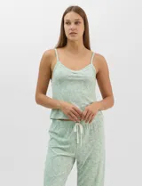 Set de pijama de tres piezas en color verde menta con estampado floral sutil, compuesto por una camisa de manga corta con botones, una musculosa básica y un pantalón largo de corte recto con cordón ajustable en la cintura.