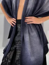 Falda larga plisada color marrón con estampado geométrico dorado en la parte superior y bolsillos laterales.