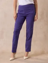 Pantalón celeste en gabardina elastizada marca Zac & Rachel. Pretina ancha con faja interna modeladora. Largo de pierna con costura frontal pespunteada. Trasera con bolsillos ojal simulados.