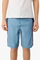 Short de baño técnico O'Neill Why2k de diseño bicolor en tonos azul y celeste, con cordón de ajuste blanco en la cintura y el nombre de la marca impreso en la pierna.