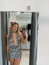 Minivestido con estampado animal print en tonos grises y negros, escote halter con choker y espalda descubierta.