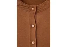 Cardigan de punto fino color tostado, con cuello redondo, manga larga y cierre frontal de botones.