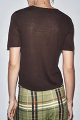 Top de manga corta color beige claro, con cuello redondo y textura de tejido de punto fino.