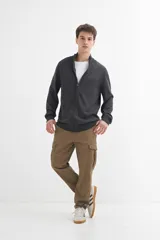 Campera negra de algodón con cuello alto y cierre frontal.