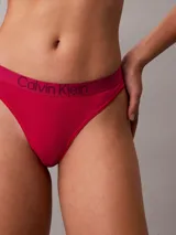Bombacha tipo colaless de tiro bajo, confeccionada en algodón elástico. Presenta una cinturilla elástica con el logo de la marca estampado y refuerzo de algodón en la entrepierna.