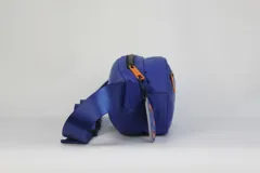 Riñonera azul con correa regulable, logo de los New York Knicks y doble cierre.