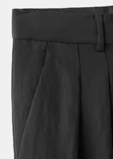 Pantalón de corte recto y tiro medio con detalle de pinzas, bolsillos laterales y cierre oculto.