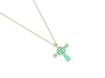 Collar de acero dorado con dije en forma de cruz decorado con grandes piedras verdes, circones blancos y detalles fucsias.