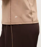 Remera deportiva de microfibra color tostado, con mangas cortas, cuello redondo y costuras reforzadas.
