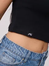 Top corto blanco de algodón con cuello alto y sin mangas.