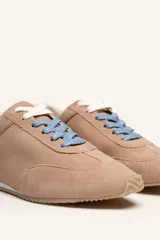 Zapatilla de gamuza color bordó con cordones bicolores, interior de cuero vacuno y suela de caucho blanca y beige.