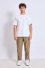 Pantalón cargo color beige con cintura ajustable con cordón y bolsillos laterales con solapa.