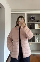 Campera puffer de corte recto y cuello alto, con cierre frontal completo y bolsillos laterales. Diseño acolchado con costuras horizontales.