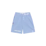 Short estilo bóxer de Eme Studios con diseño a rayas celestes y blancas, cintura elástica con cordón de ajuste, botones frontales y estampado con el nombre de la marca en la parte inferior.