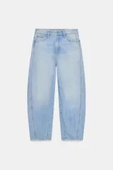 Pantalón de jean celeste claro, corte cropped, tiro medio, con trabillas y cinco bolsillos. Cierre frontal con cremallera y botón metálico.