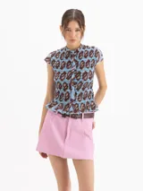 Camisa de voile de seda y algodón, color celeste con estampado marrón, cuello redondo, mangas japonesas, volados y punto smock elastizado al cuerpo.