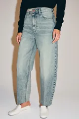 Jeans de tiro alto ZW Collection, color negro con efecto deslavado, corte tapered y diseño bombacho con raya planchada al frente.