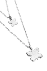 Collar doble de cadena fina bañado en plata de ley, con dos dijes colgantes en forma de mariposa de diferentes tamaños.