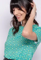 Top de manga corta con estampado de flores retro en tonos celeste y amarillo. Es ajustado al cuerpo y de escote redondo.