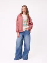 Canguro azul marino con cierre frontal, capucha y bolsillos laterales. Presenta un parche bordado con el número 85 en color celeste y blanco en la manga.