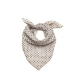 Pañuelo triangular de tela ligera con estampado de lunares pequeños en color marrón sobre fondo beige.