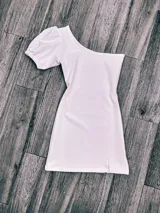 Minivestido blanco con un hombro descubierto y manga corta abullonada.