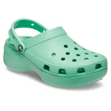 Zueco Crocs modelo Classic Platform, color negro, con suela exterior elevada y contorneada. Presenta orificios de ventilación en la parte delantera y correa trasera ajustable.