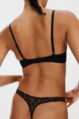 Pack de tres bombachas tipo thong de microfibra, tiro bajo con cintura en V y refuerzo interior. Incluye una negra, una beige y una con estampado de leopardo.