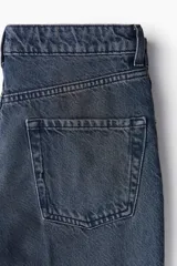 Pantalón de jean de corte recto, color azul oscuro con efecto lavado.