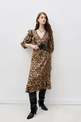 Vestido midi con estampado animal print de leopardo, escote cruzado en V con volados, mangas 3/4 abullonadas y ruedo con volados.