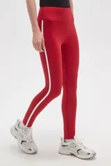 Calza deportiva de poliamida color rojo, de tiro alto y diseño ajustado al cuerpo.