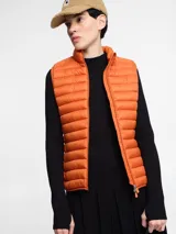 Chaleco puffer naranja con cuello alto y cierre frontal con cremallera.