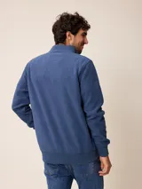 Campera de polar bordó con cierre frontal completo, cuello alto y puños elásticos. Presenta un diseño liso con logo bordado en el pecho.