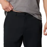 Pantalón chino negro de pierna recta, confeccionado con tecnología Omni-Shield que repele líquidos y manchas. Cuenta con bolsillos laterales, bolsillo de seguridad y bolsillos traseros.