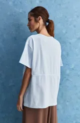 Remera celeste de algodón con cuello redondo, mangas cortas y cordón ajustable en la cintura.