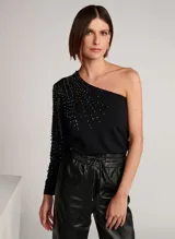 Pantalón jogger de cuero negro, con cintura elástica ajustable con cordón, bolsillos delanteros y traseros, bajos con elástico y aberturas de cremallera frontal.