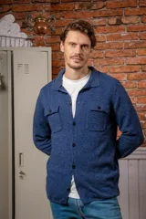 Overshirt de lana melange en color gris, con cuello camisero, cierre frontal de botones y dos bolsillos frontales con solapa.